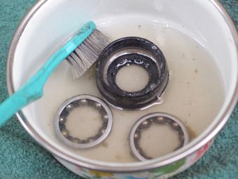 灯油に浸けて歯ブラシでパーツを洗う